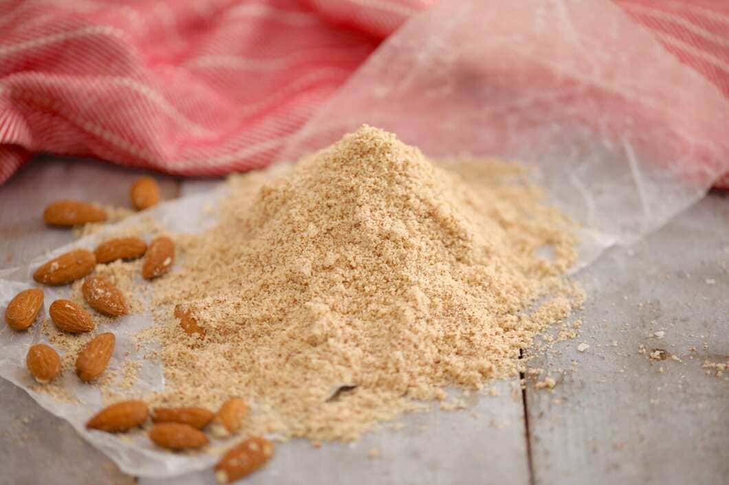 Det färdiga mandelmjölet blir, tack vare sitt ursprung i nötterna, rikt på protein