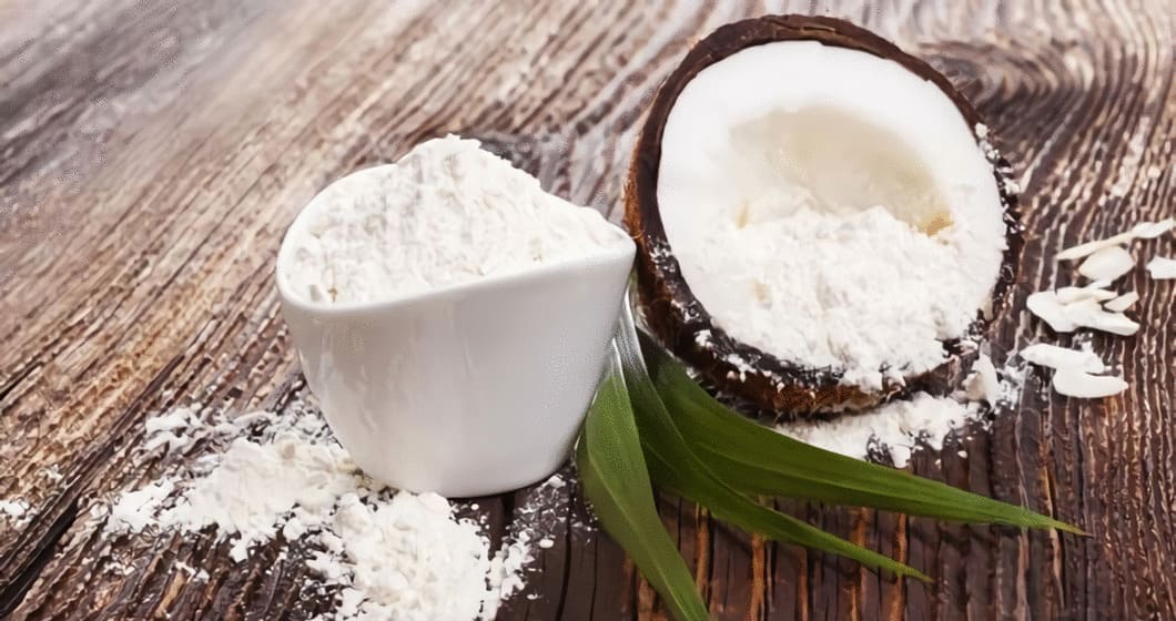 Kokosmjöl tillverkas av kokosnötens innehåll, dess fruktkött